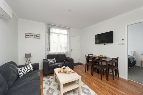 125 Milton - Accommodation Asia 4