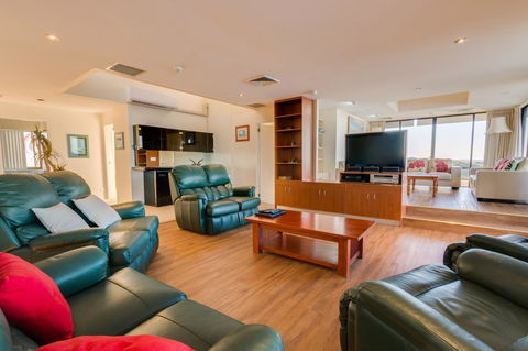 Pacific Towers Beach Resort - Accommodation Asia 23