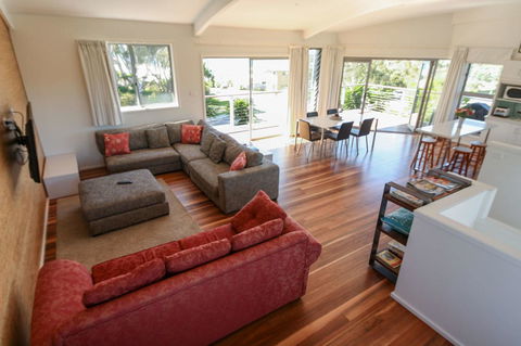 Valla's Beach House - Accommodation Asia 9