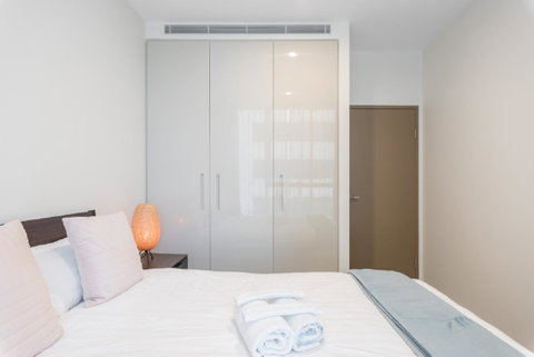 Sydney CBD Modern 2 Bedroom Apartment + Free Car Parking - Accommodation Guide 12