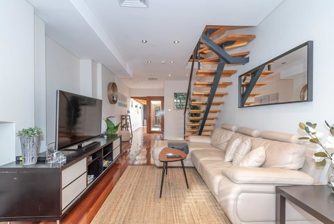 2 Bed House + Loft In Pyrmont - Accommodation Guide 0