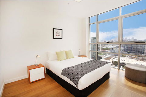 Gadigal Groove - Modern And Bright 3BR Executive Apartment In Zetland With Views - Accommodation Asia 5