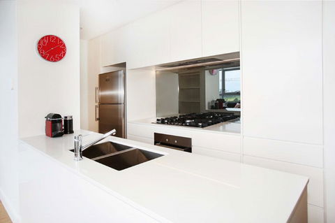 Gadigal Groove - Modern And Bright 3BR Executive Apartment In Zetland With Views - Accommodation Asia 3