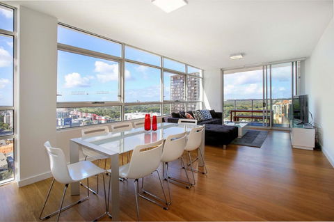 Gadigal Groove - Modern And Bright 3BR Executive Apartment In Zetland With Views - Accommodation Asia 1