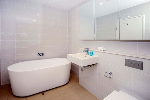 Gadigal Groove - Modern And Bright 3BR Executive Apartment In Zetland With Views - Accommodation Asia 8