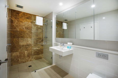 Gadigal Groove - Modern And Bright 3BR Executive Apartment In Zetland With Views - Accommodation Asia 7