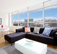 Gadigal Groove - Modern and Bright 3BR Executive Apartment in Zetland with Views - Accommodation Asia