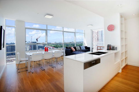 Gadigal Groove - Modern And Bright 3BR Executive Apartment In Zetland With Views - Accommodation Asia 2