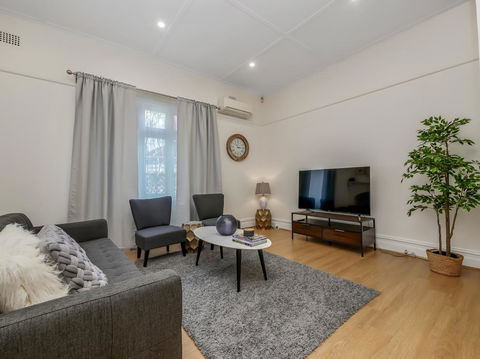 Large Terrace In Sydneyâ€™s Lower North Shore - Accommodation Asia 1