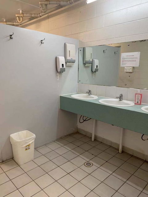 Frogs-Hollow Backpackers - Accommodation Asia 22