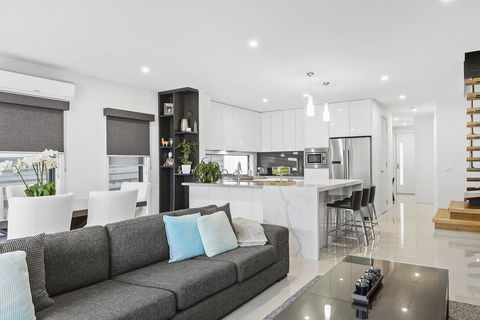 BOUTIQUE STAYS - Edinburgh Place - Accommodation Asia 3