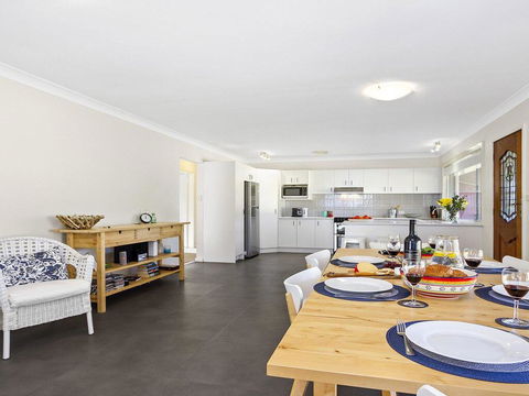 Braeside - Waterfront, Fireplace - Accommodation Asia 3