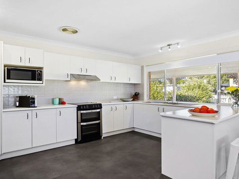 Braeside - Waterfront, Fireplace - Accommodation Asia 2