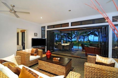 Bramston Beach - Luxury Holiday House - Accommodation Asia 1