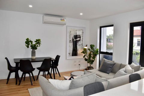 Brand New 2 Bed Apartment With Stunning City Views - Accommodation Asia 0