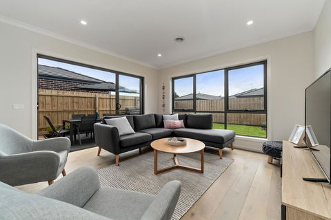 Brand New And Beautiful - Rosebud Holiday Home - Accommodation Asia 3