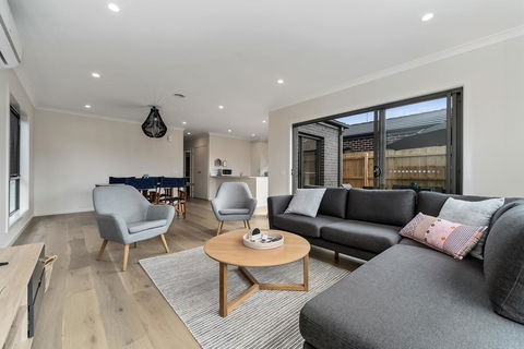 Brand New And Beautiful - Rosebud Holiday Home - Accommodation Asia 0
