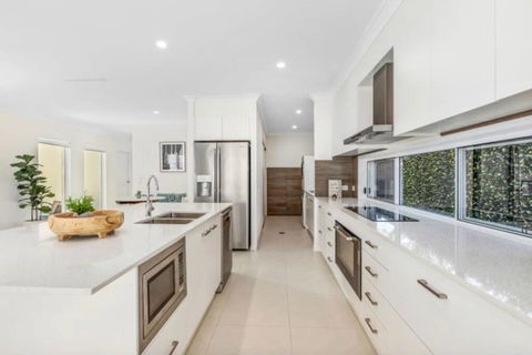 Brand New PRIZE HOME 50m Path To Beach - Accommodation Asia 1