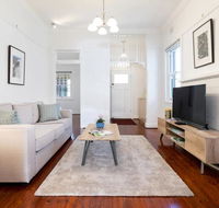 Bright and Elegant Executive 3 Bedroom Family Home - Accommodation China
