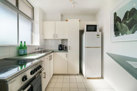 Bright And Sunny Studio Apartment - Accommodation Asia 3