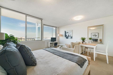 Bright And Sunny Studio Apartment - Accommodation Asia 0