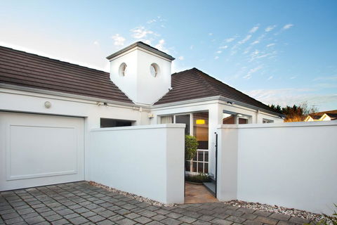 Brighton House - Accommodation Guide 0