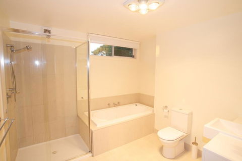 Broadbeach Inverloch Resort - Accommodation Guide 1