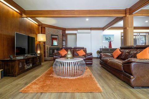 Brookfield Retreat - Large Holiday Home / Group Accommodation - Accommodation Asia 2