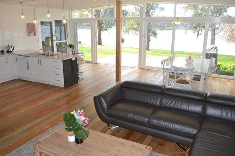 Bundalong Waterfront- 28 Graham Ave, Bundalong - Accommodation Asia 2