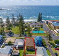 Burleigh Unit 2 -28 Clarence Street - Opposite Main Beach. - Accommodation Guide
