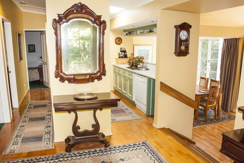 Bygone Beautys Cottages - Bronte Cottage - Accommodation Asia 2