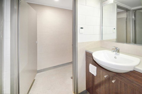 Cairns Adventure Lodge - Cook Your Own Meals In Your Private Kitchen Includes Dishwasher Washing Machine - Accommodation Asia 3