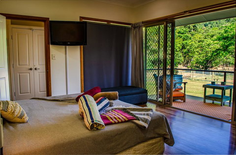 Cairns Homestead: A Peaceful Getaway - Accommodation China 2