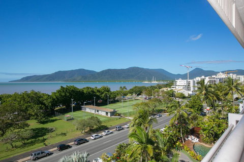 Cairns Luxury Seafront Apartment - Accommodation Asia 1