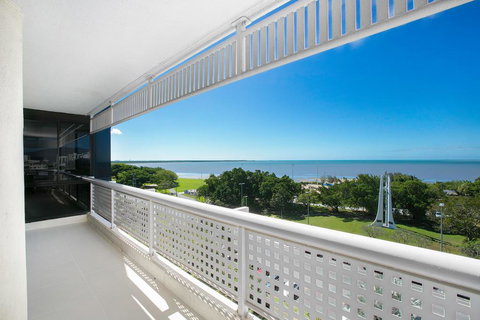 Cairns Luxury Seafront Apartment - Accommodation Asia 3
