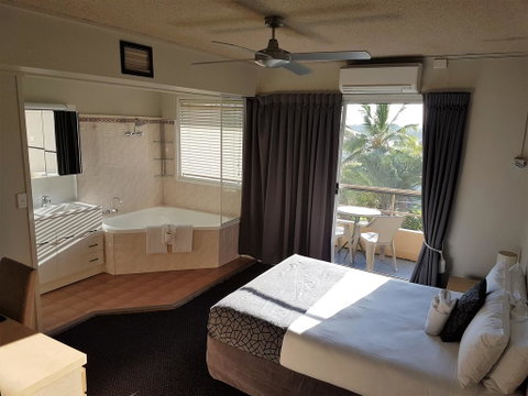 Camelot Motel - Accommodation Guide 1