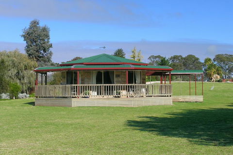 Carolynnes Cottages - Accommodation Asia 0
