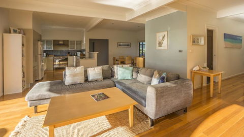 Carroll Ave 76 - Accommodation Guide 1