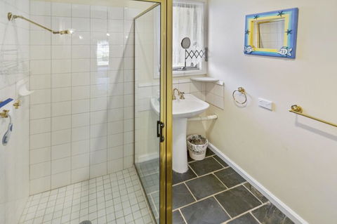 Cedar Cottage - Close To Water And Pet Friendly - Accommodation Asia 1