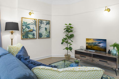 Central Apartment With Spacious Living And Dining - Accommodation Guide 2