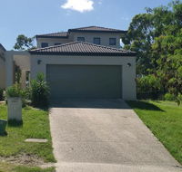 Central Gold Coast Large Modern Elevated House - Accommodation Asia