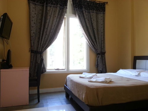 Central Private Hotel - Accommodation Guide 1