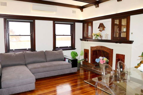 Charming & Cosy Home With City Views - Accommodation Guide 0