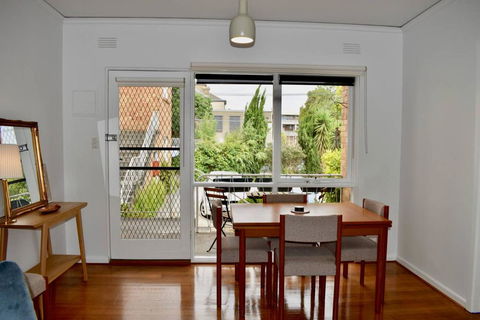 Charming 1 Bedroom Apartment In Leafy Green Hawthorn - Accommodation Guide 3