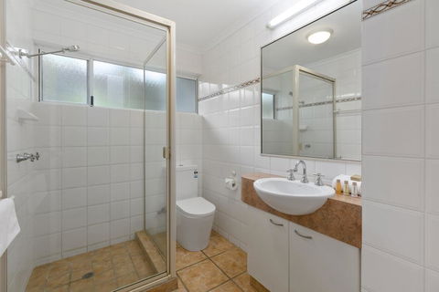 Charming Noosa Heads Apartment, Laguna Bay Views - Unit 6 Taralla 18 Edgar Bennett Avenue - Accommodation Asia 3