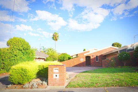 Classic Double Brick Garden House - Accommodation Asia 1