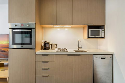 Clean Modern Apartment 15 Mins From City On Tram - Accommodation Guide 3