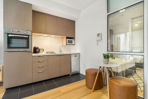 Clean Modern Apartment 15 Mins From City On Tram - Accommodation Guide 2