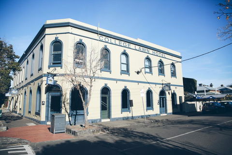 College Lawn Hotel - Accommodation Guide 0