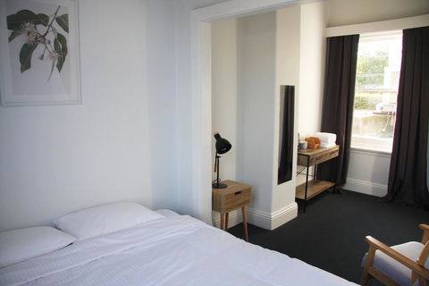 College Lawn Hotel - Accommodation Guide 2